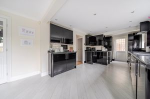 Kitchen diner angle 3- click for photo gallery